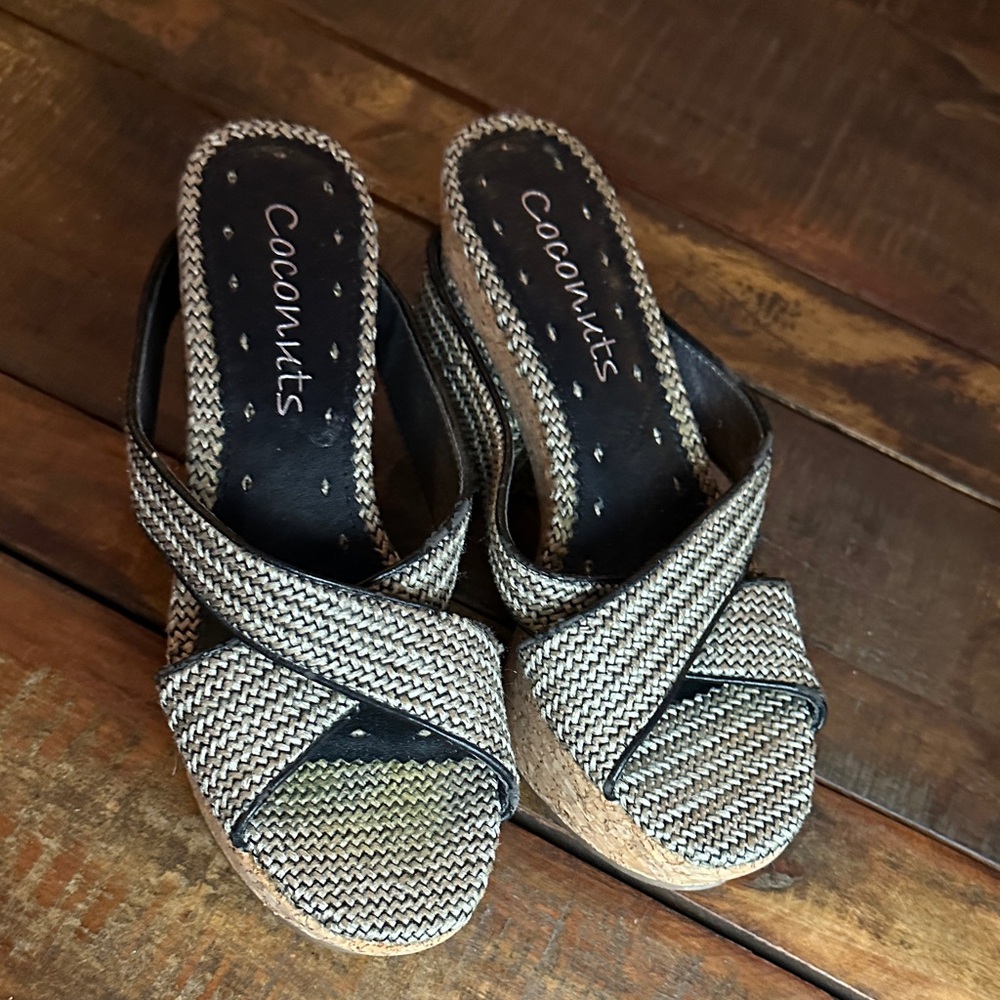 Coconuts by Matisse Women's Black and Tan Wedge Sandals size 8